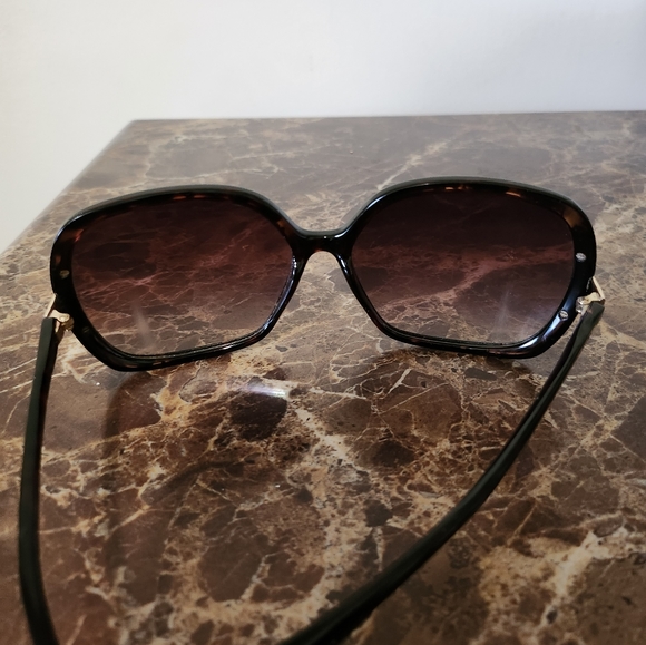 GUC Marc Jacob's Sunglasses Has a Glare on Lens - Picture 3 of 10